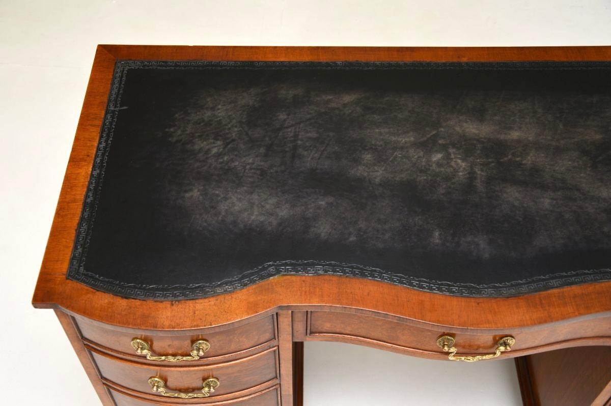 Bureau ancien en ronce de noyer avec plateau en cuir The Pedestal en vente 1
