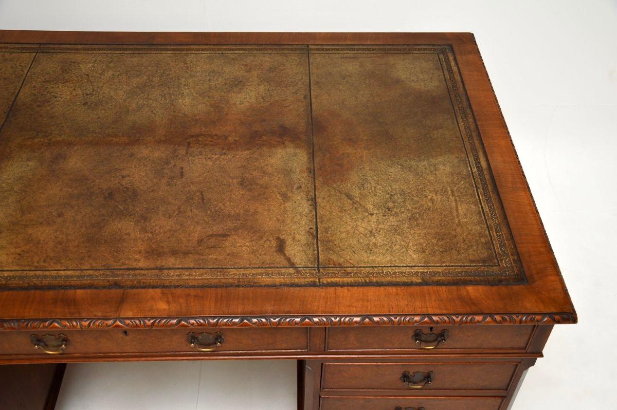 Antiker Pedestal-Schreibtisch mit Lederauflage aus Wurzelnussholz im Angebot 2