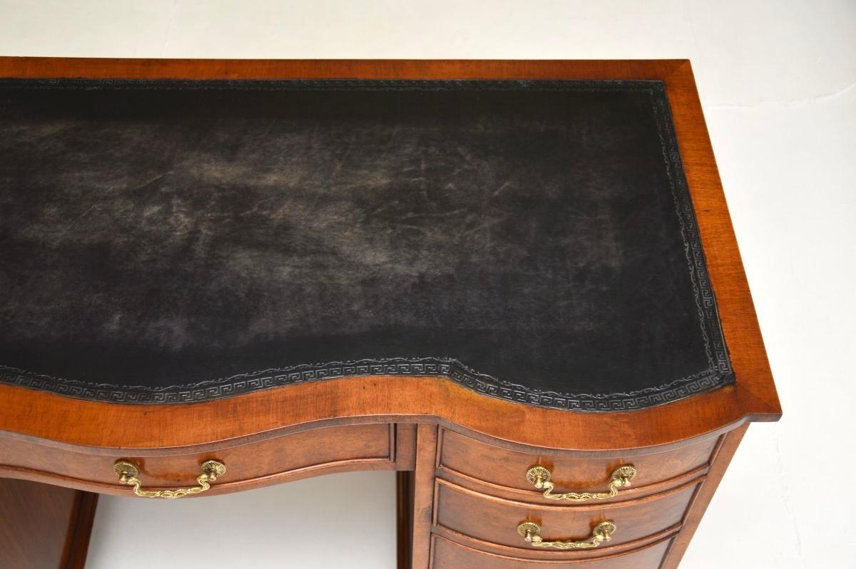 Bureau ancien en ronce de noyer avec plateau en cuir The Pedestal en vente 2