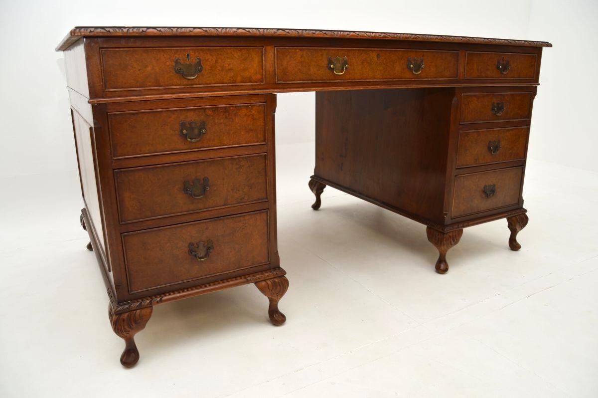 Antiker Pedestal-Schreibtisch mit Lederauflage aus Wurzelnussholz im Angebot 3