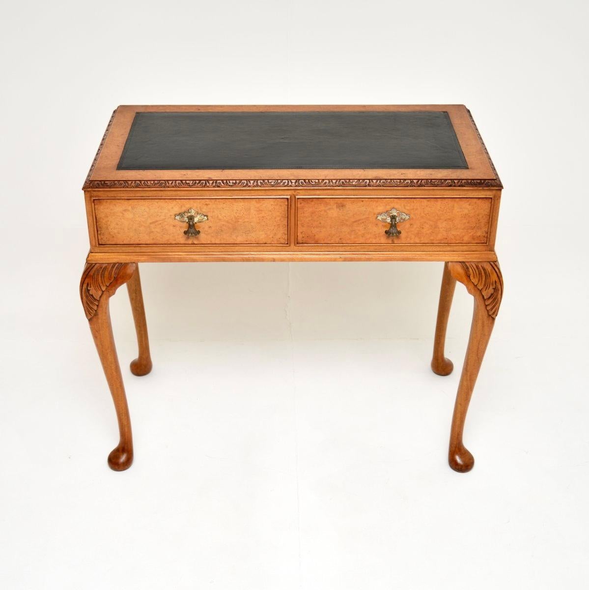 Ein eleganter und sehr gut gemachter antiker Schreibtisch mit Lederplatte aus Wurzelnussholz. Es wurde in England hergestellt und stammt etwa aus den 1930er Jahren.

Die Qualität ist hervorragend, die Größe ist schön kompakt. Es gibt einen Einsatz