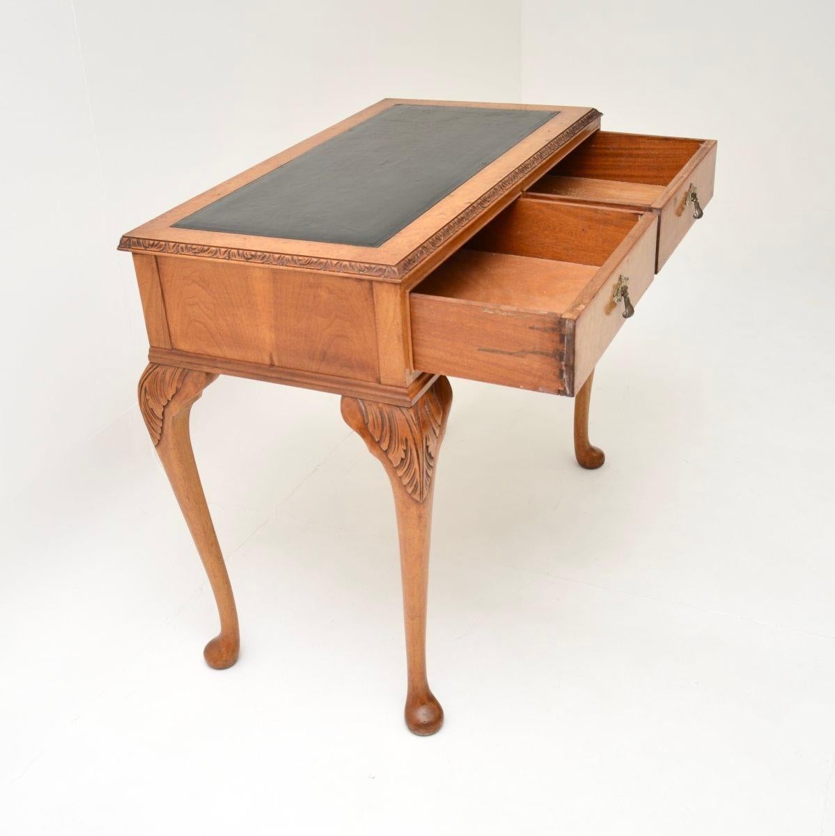 Antiker Schreibtisch mit Lederplatte aus Walnussholz (Burr) (Queen Anne) im Angebot