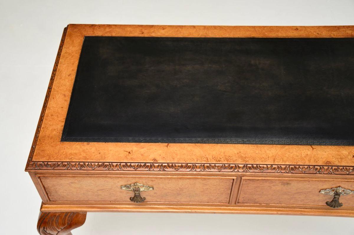Antiker Schreibtisch mit Lederplatte aus Walnussholz (Burr) (Mitte des 20. Jahrhunderts) im Angebot