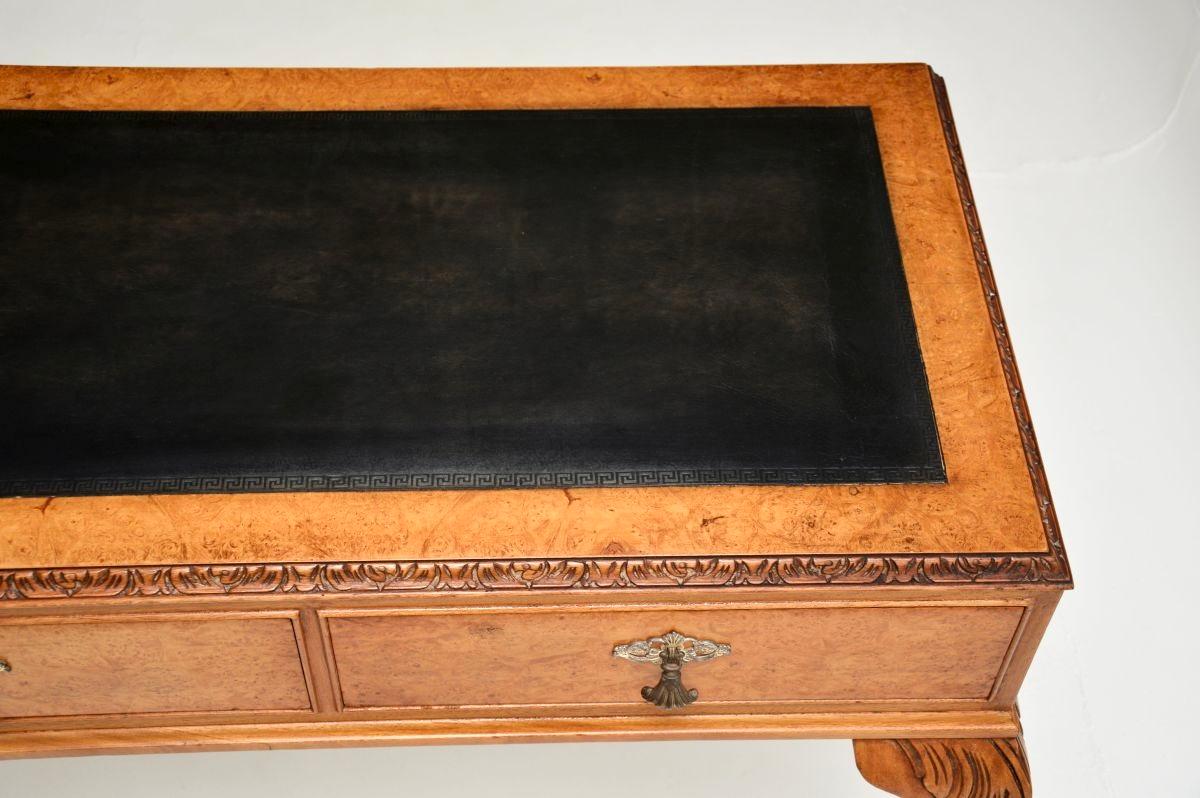 Antiker Schreibtisch mit Lederplatte aus Walnussholz (Burr) im Angebot 1