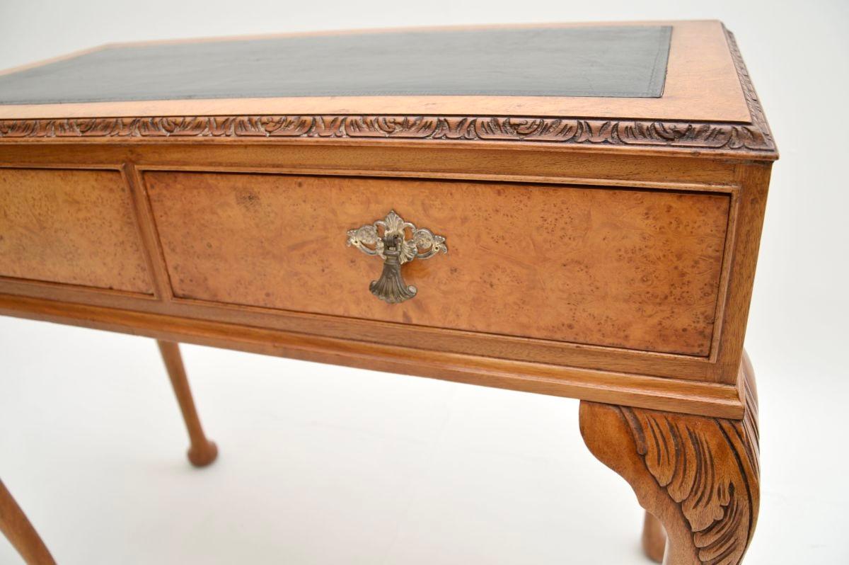Antiker Schreibtisch mit Lederplatte aus Walnussholz (Burr) im Angebot 3