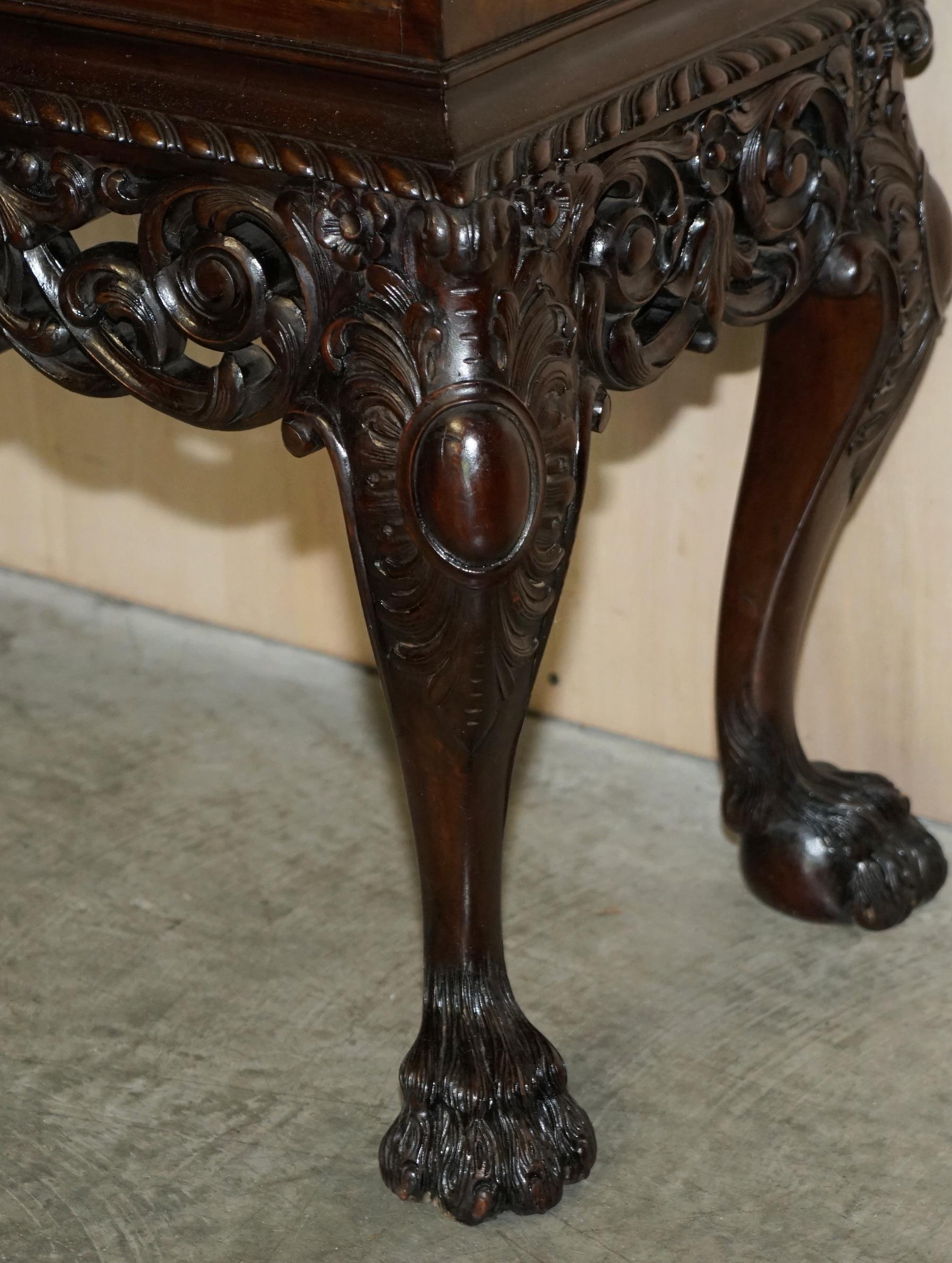 Laiton Antique meuble de rangement à boissons en ronce de noyer avec pieds en pattes de lion de style William & Mary en vente