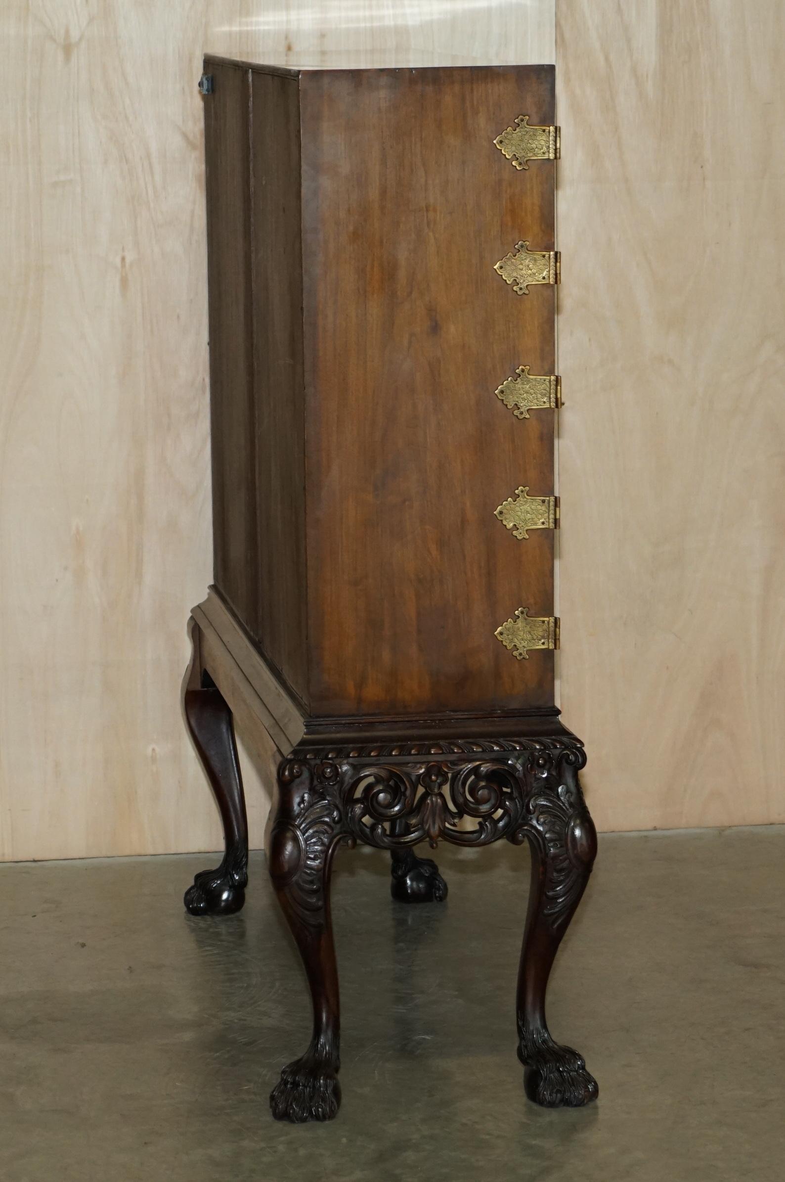 Antique meuble de rangement à boissons en ronce de noyer avec pieds en pattes de lion de style William & Mary en vente 9