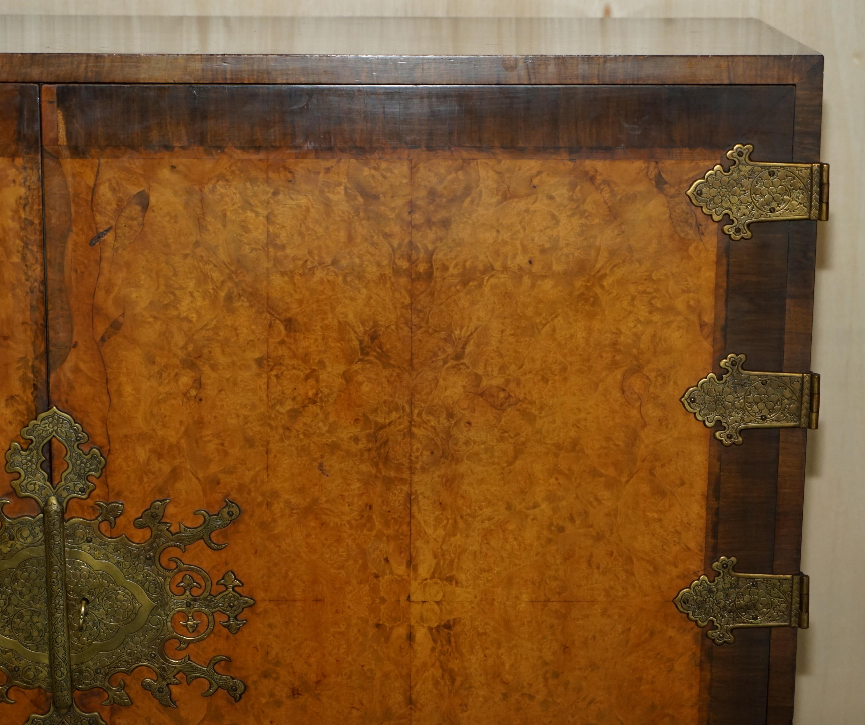 Antiker antiker Wurzelnussholz-Getränkeschrank mit Löwenhaar und Pfotenfüßen im William & Mary-Stil (Spätes 19. Jahrhundert) im Angebot