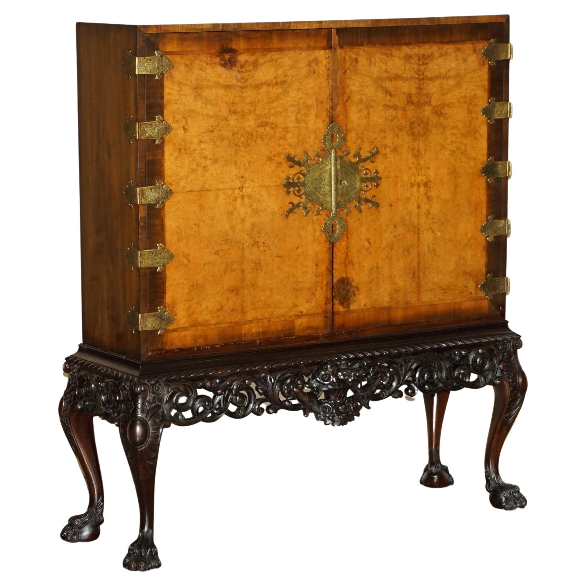 Antique meuble de rangement à boissons en ronce de noyer avec pieds en pattes de lion de style William & Mary