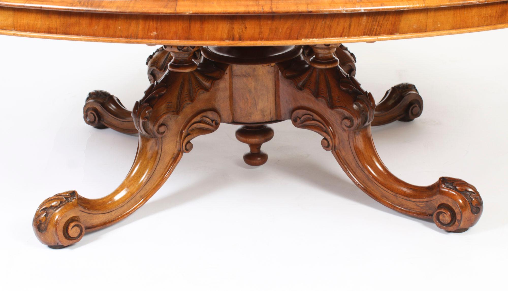 Table basse ovale ancienne en ronce de noyer et marqueterie Circa 19e siècle en vente 1