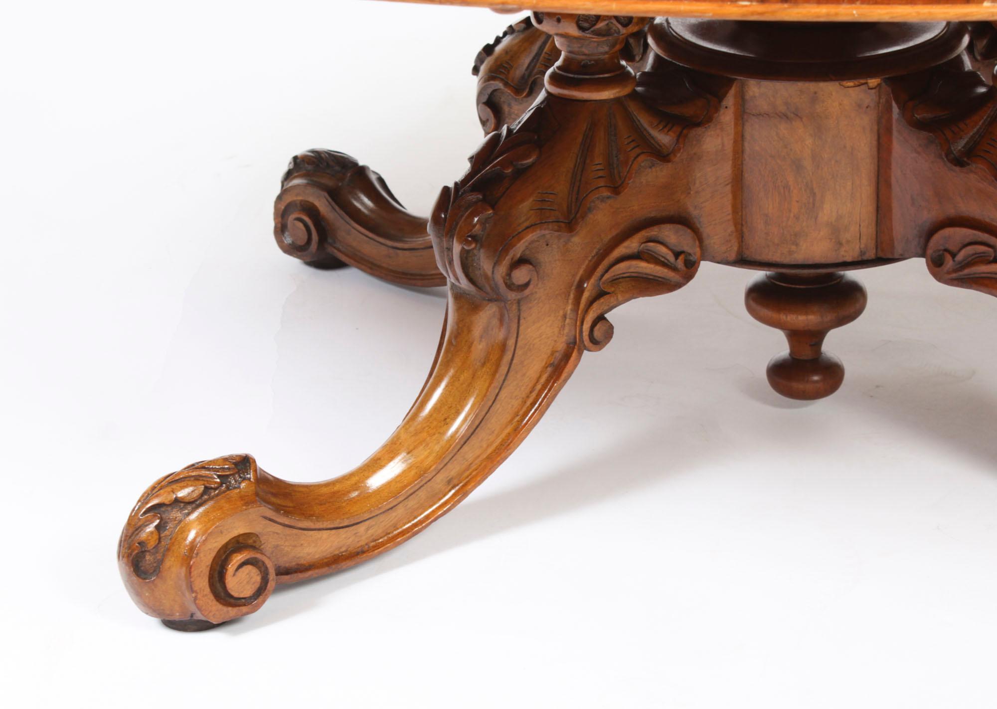 Table basse ovale ancienne en ronce de noyer et marqueterie Circa 19e siècle en vente 2