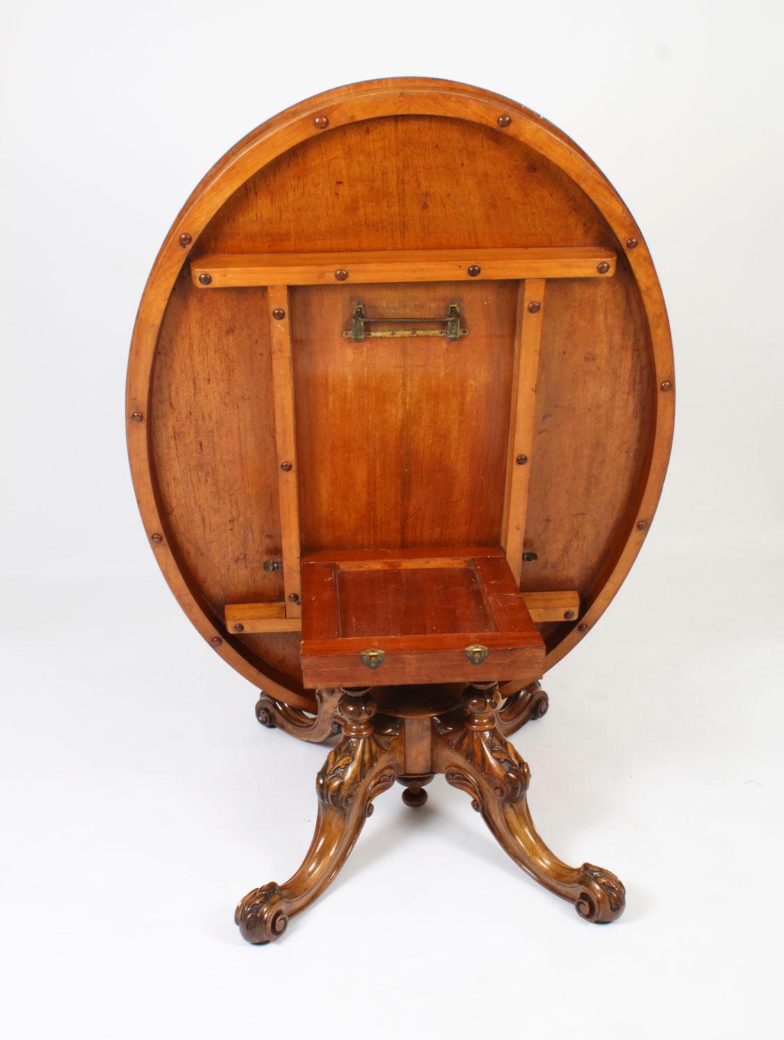 Table basse ovale ancienne en ronce de noyer et marqueterie Circa 19e siècle en vente 5