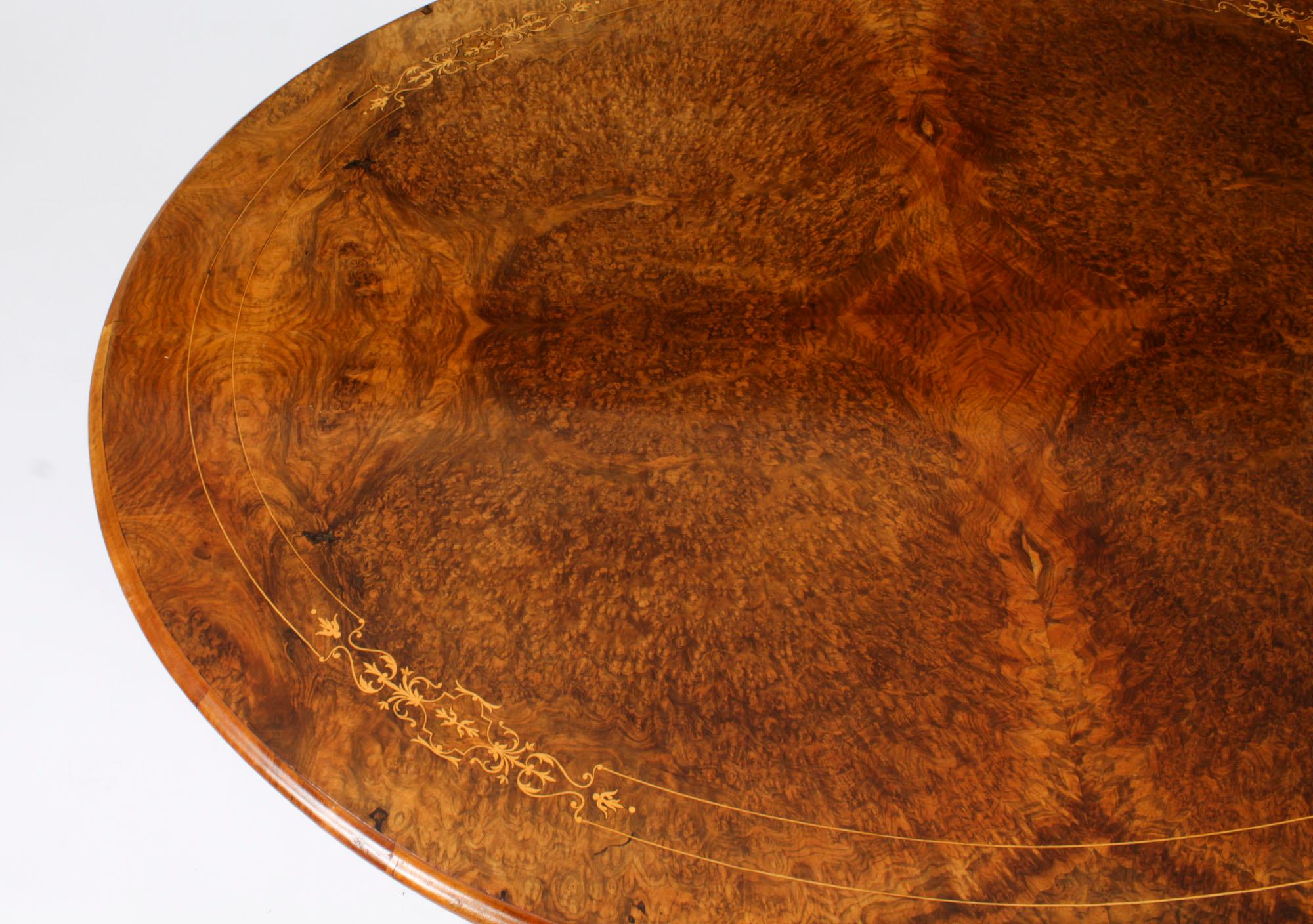 Milieu du XIXe siècle Table basse ovale ancienne en ronce de noyer et marqueterie Circa 19e siècle en vente