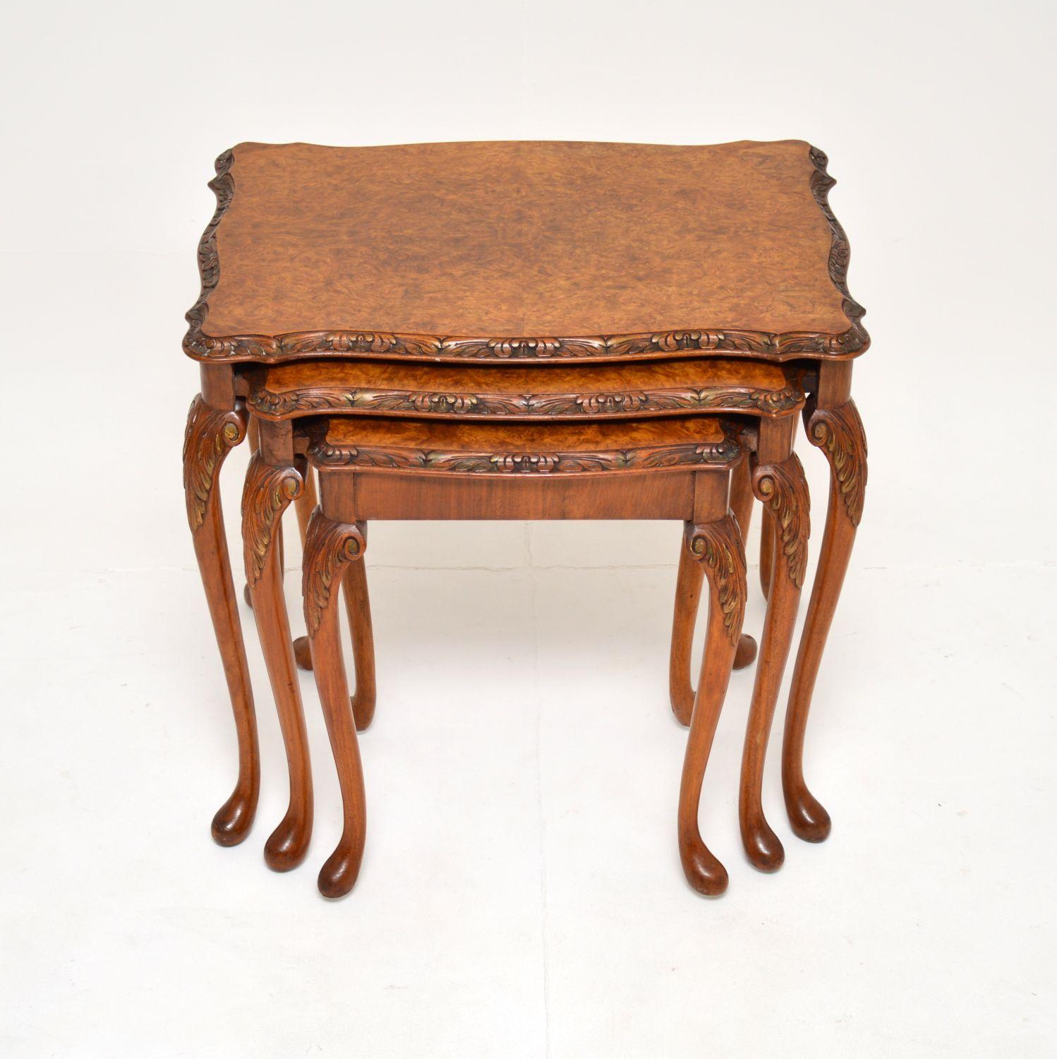 Ein schönes antikes Tischnest aus Wurzelnussholz. Sie sind im Queen-Anne-Stil gehalten und stammen etwa aus den 1930er Jahren.

Die Qualität ist ausgezeichnet, die Oberteile haben schöne serpentinenförmige Kanten mit scharfen Schnitzereien. Sie