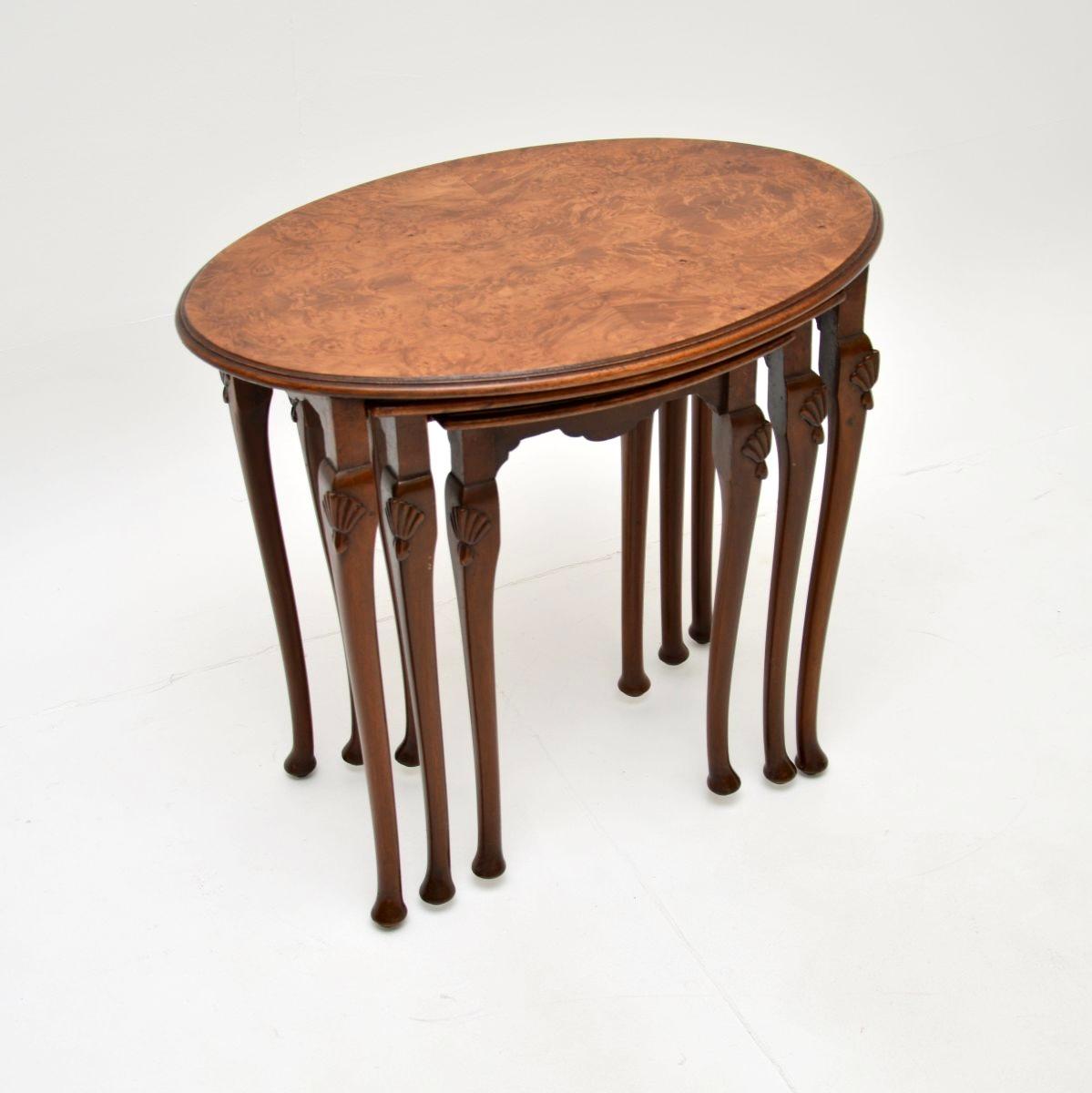 Ce nid de tables en ronce de noyer antique est élégant et très bien fait. Il a été fabriqué en Angleterre, il date des années 1930 environ.

Il est de très bonne qualité et est magnifiquement conçu, avec de superbes plateaux en ronce de noyer. Les