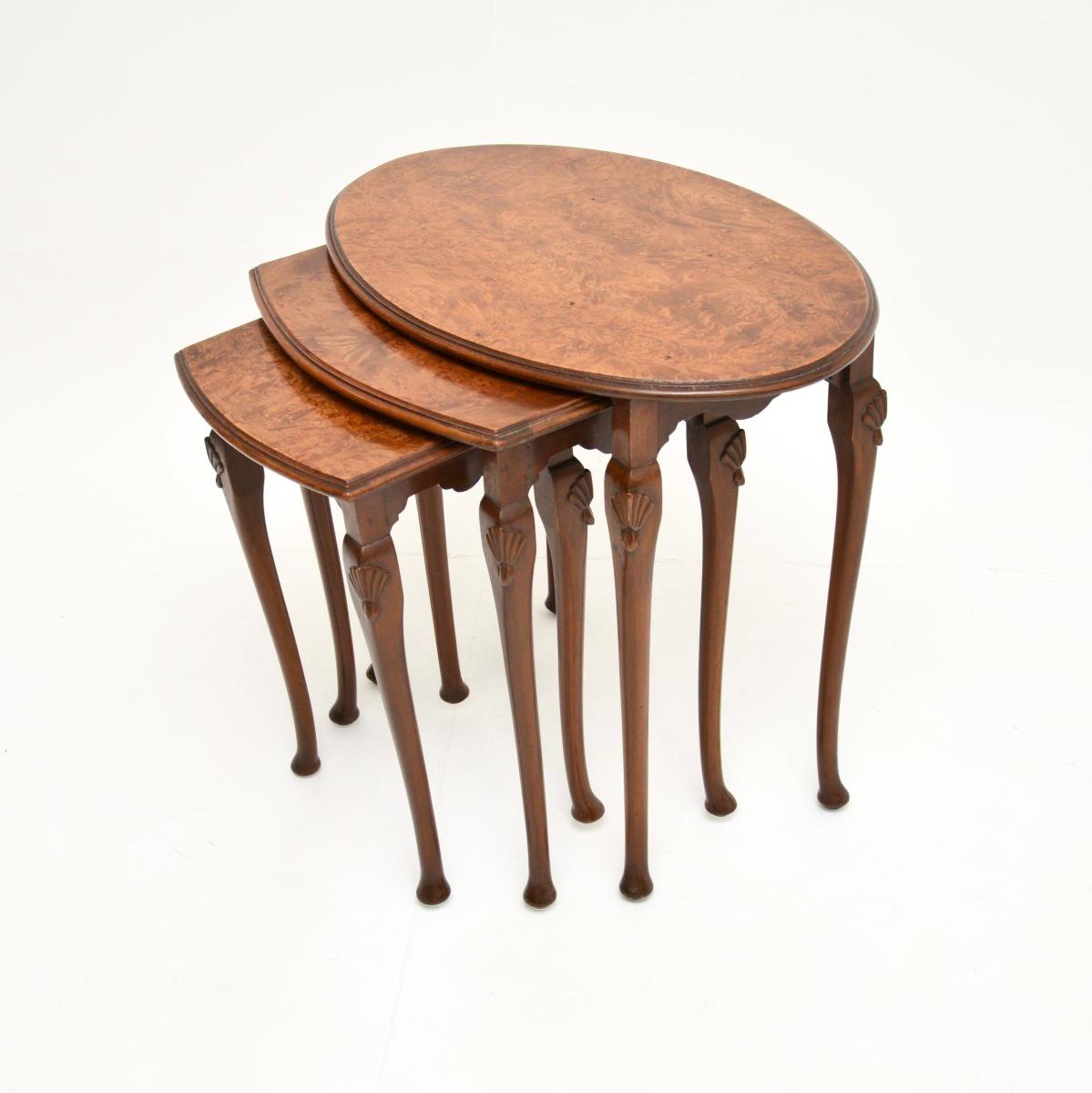 Britannique Tables gigognes anciennes en ronce de noyer en vente