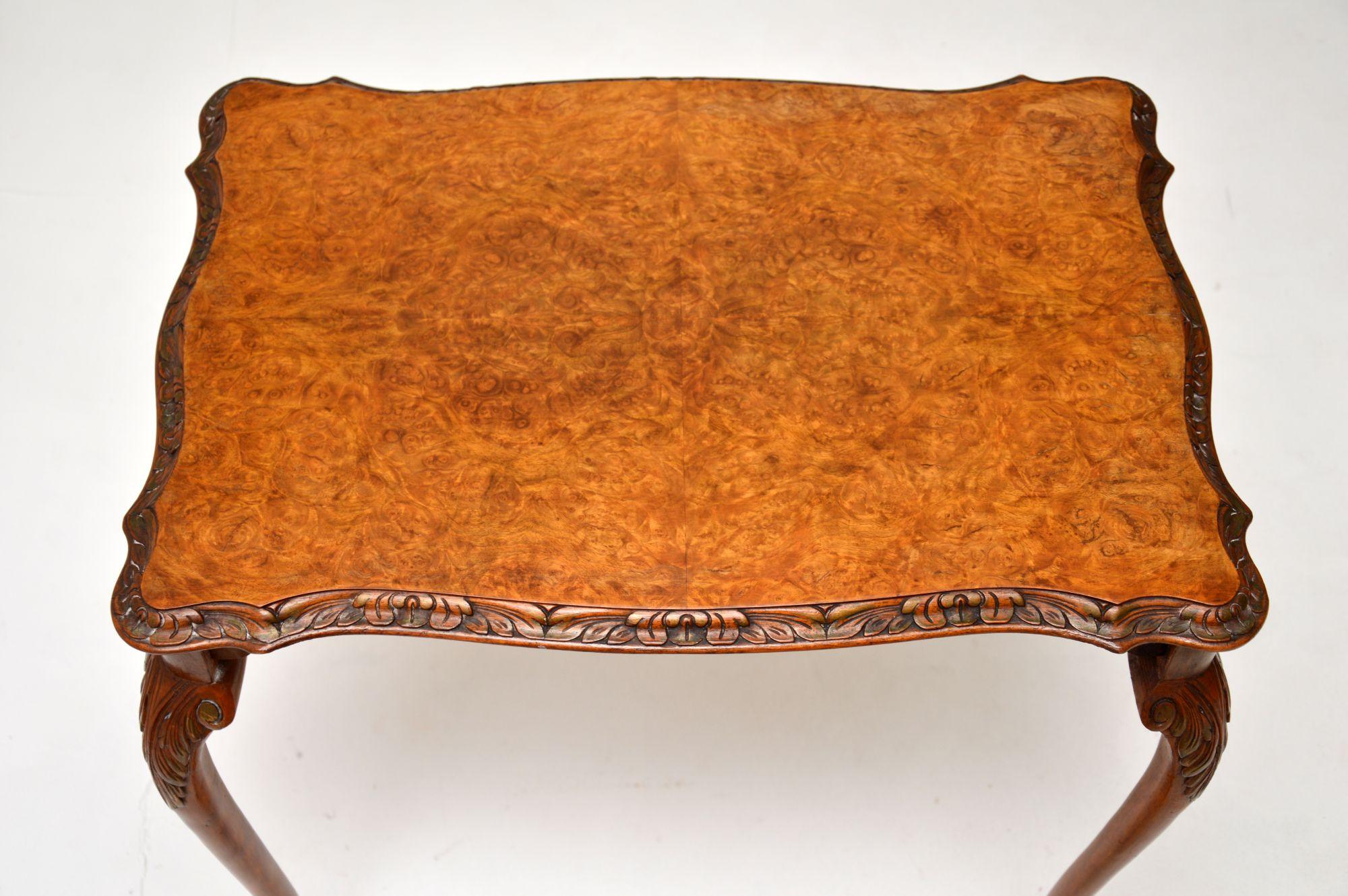 Antikes Tischnest aus Wurzelnussholz (Walnuss) im Angebot