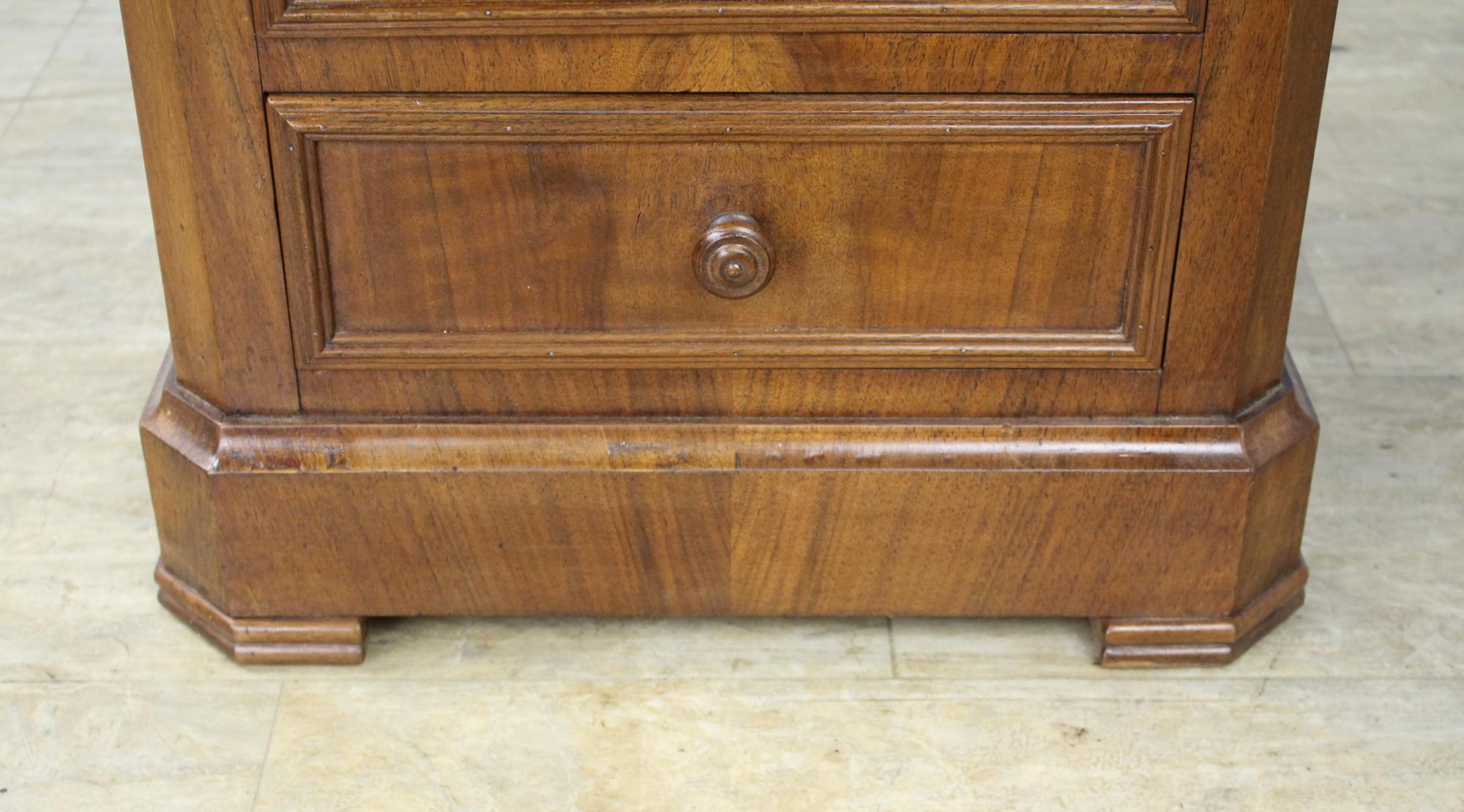 Comodino antico in radica di noce con piano in marmo grigio in vendita 3