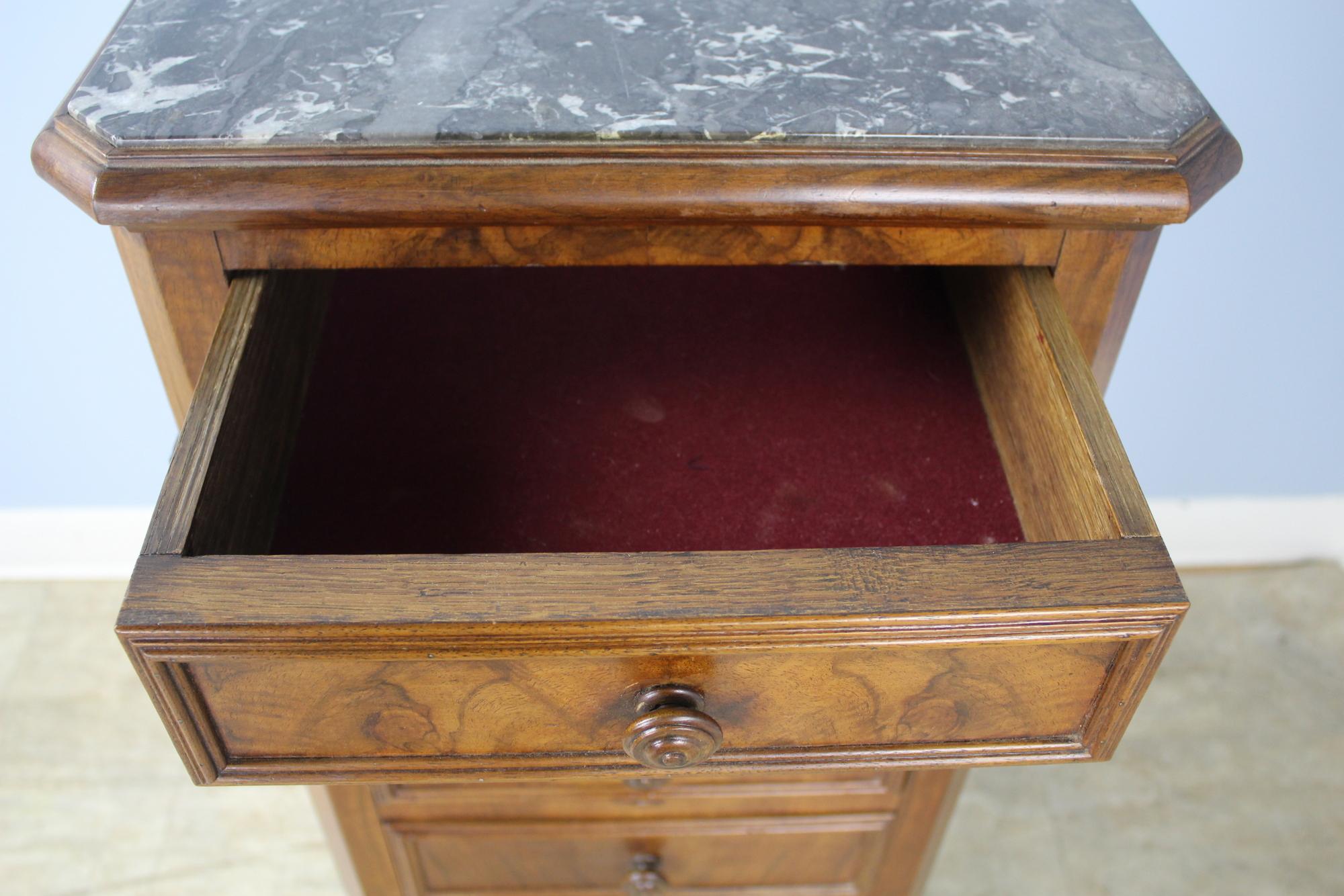 Comodino antico in radica di noce con piano in marmo grigio in vendita 5