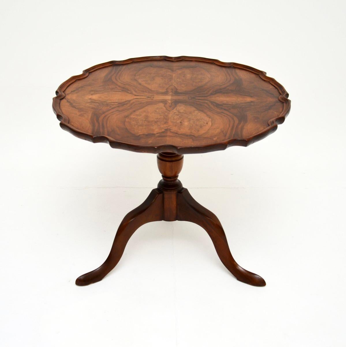 A beautiful and very well made antique burr walnut occasional / coffee table. This was made in England, it dates from around the 1930’s.

The quality is superb, it is a lovely size, perfect for use as a coffee table or occasional side table. The