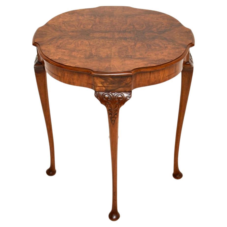 Une belle et élégante table d'appoint ancienne en ronce de noyer. Fabriqué en Angleterre, il date d'environ la période 1900-1910.

Il est de très bonne qualité, avec des bords serpentins joliment moulés autour de la partie supérieure. Ce meuble
