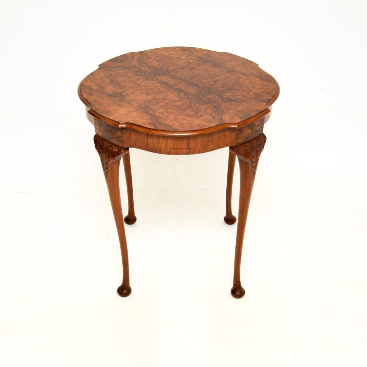 Queen Anne Table d'appoint en ronce de noyer ancienne en vente