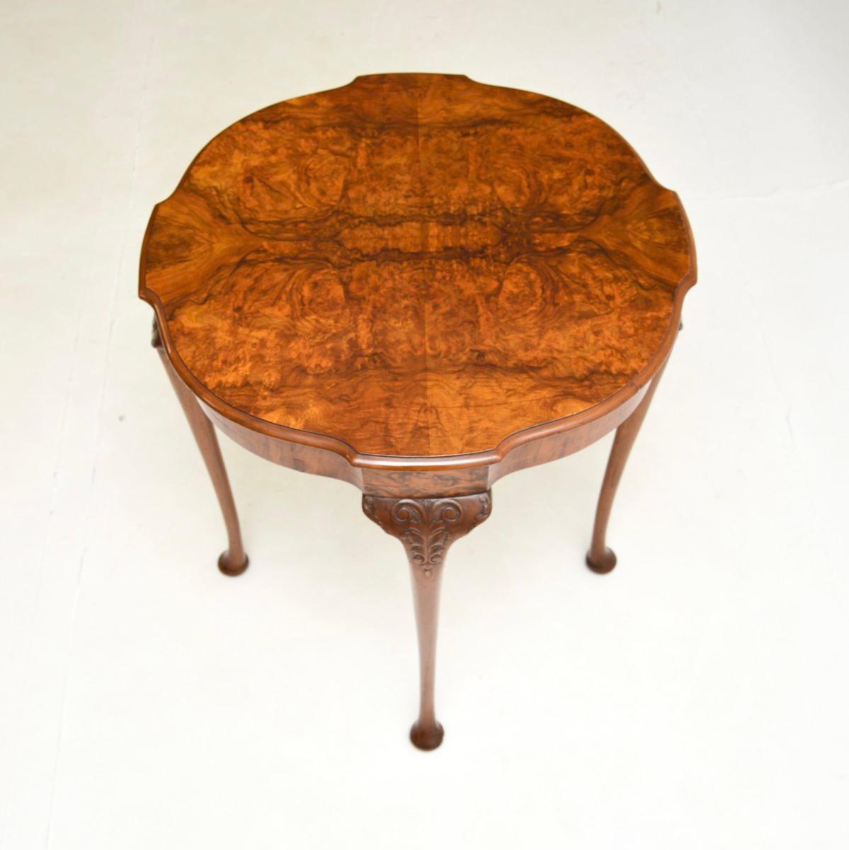 Britannique Table d'appoint en ronce de noyer ancienne en vente