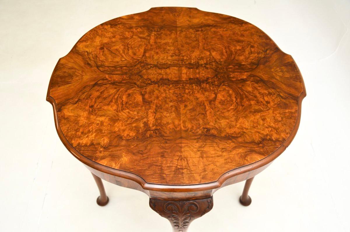 Table d'appoint en ronce de noyer ancienne Bon état - En vente à London, GB