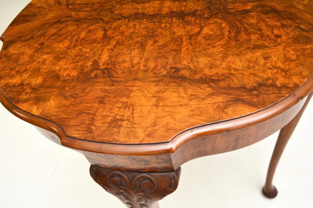 Début du 20ème siècle Table d'appoint en ronce de noyer ancienne en vente