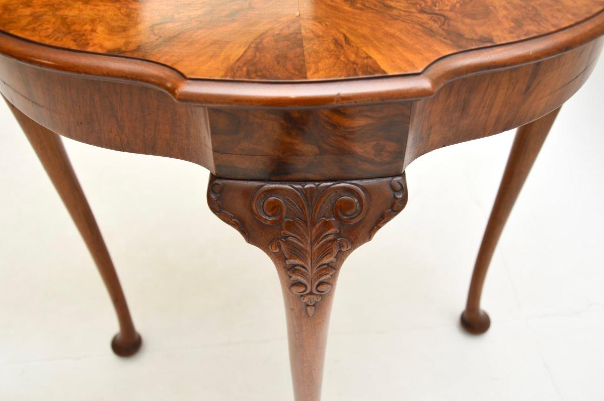 Noyer Table d'appoint en ronce de noyer ancienne en vente