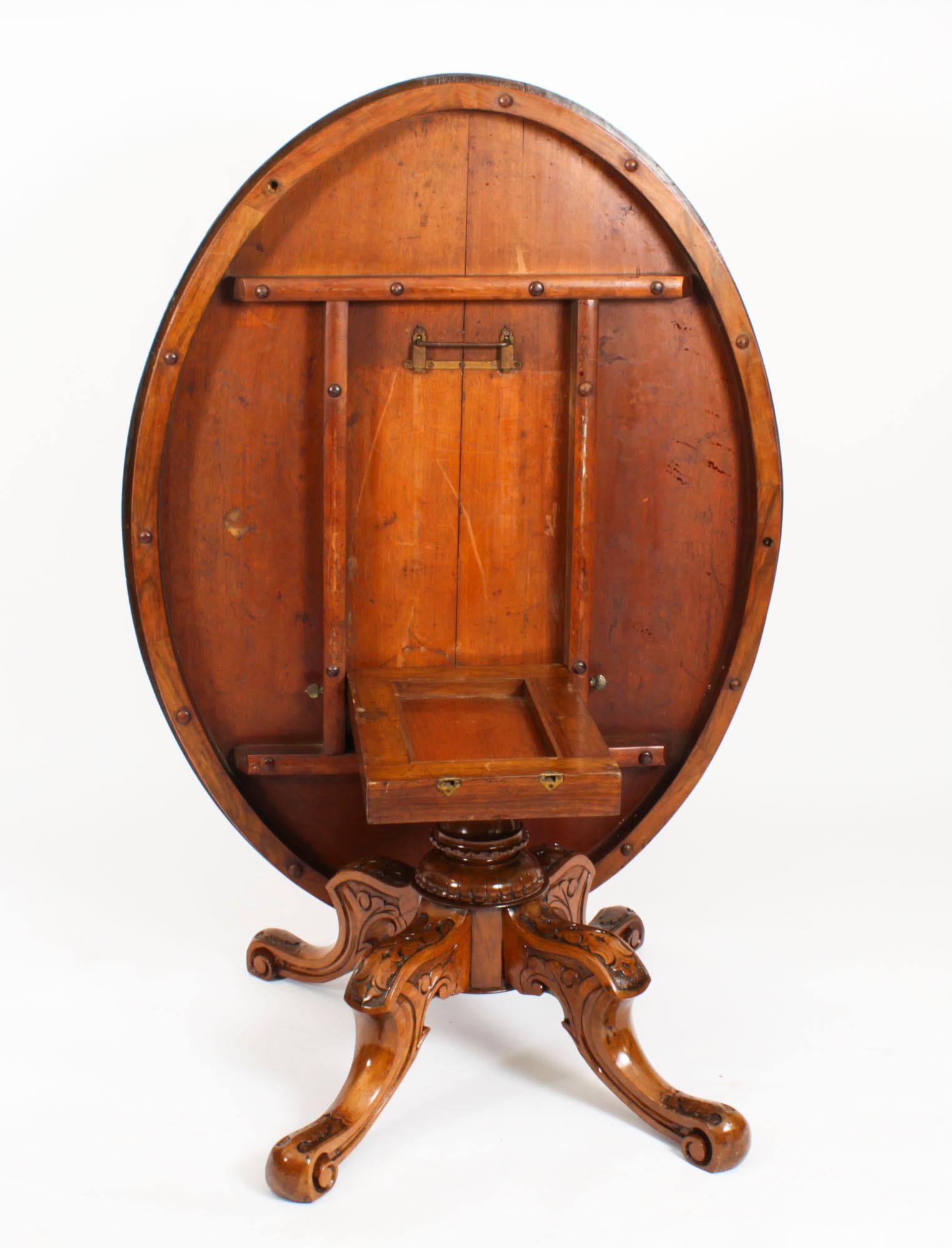 Ancienne table basse ovale en ronce de noyer 1860s 19ème siècle en vente 6