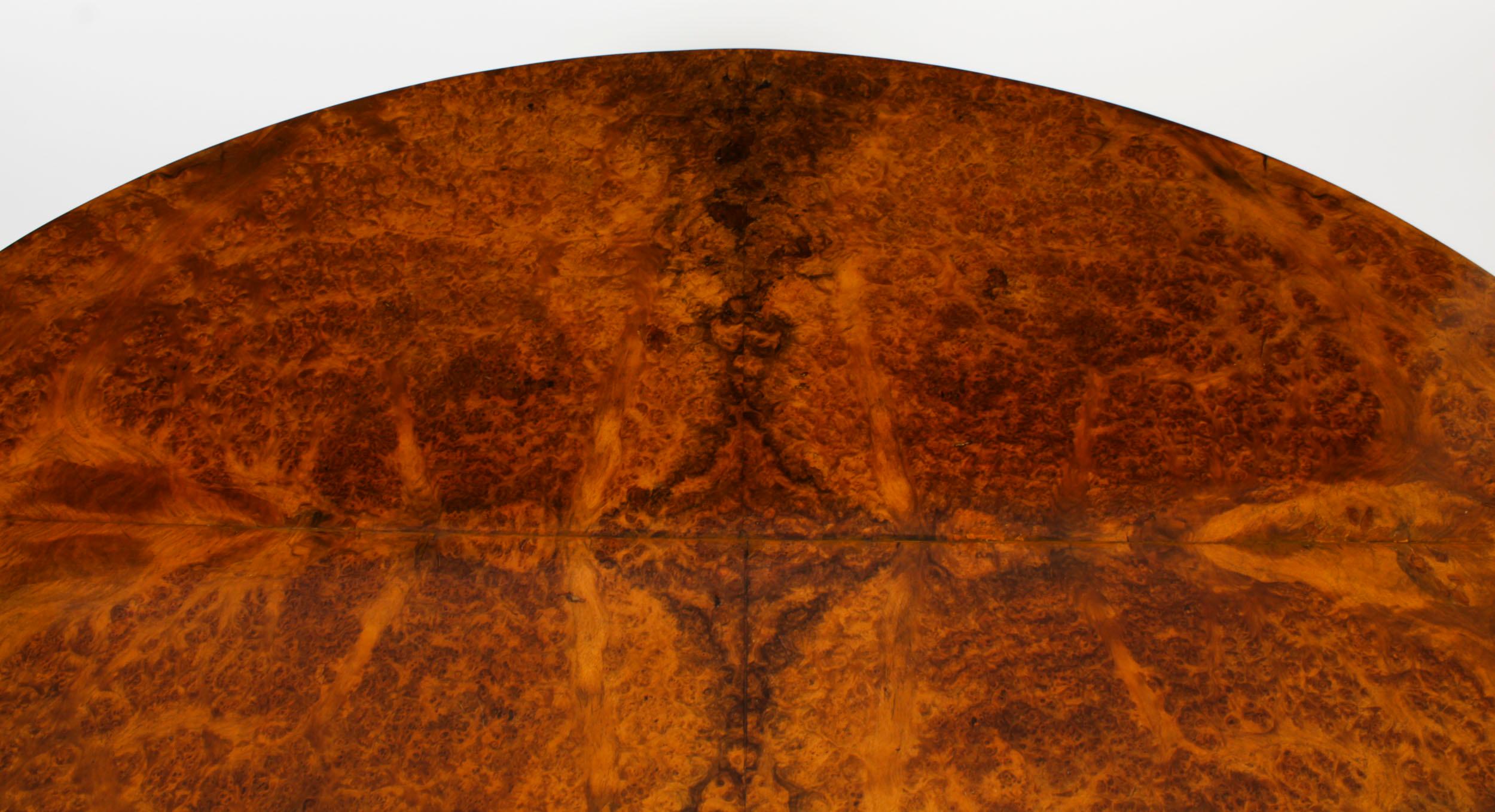 Ancienne table basse ovale en ronce de noyer 1860s 19ème siècle en vente 1