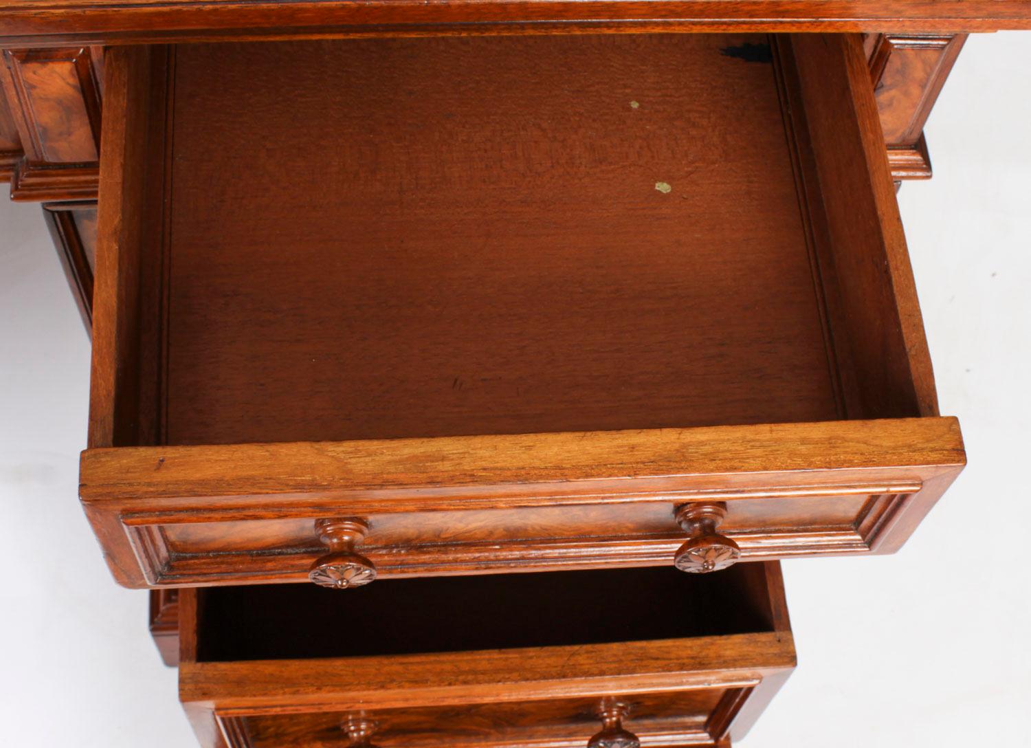 Antiker Sockel-Schreibtisch aus Wurzelnussholz von Gillow & Co, 19. Jahrhundert im Angebot 5
