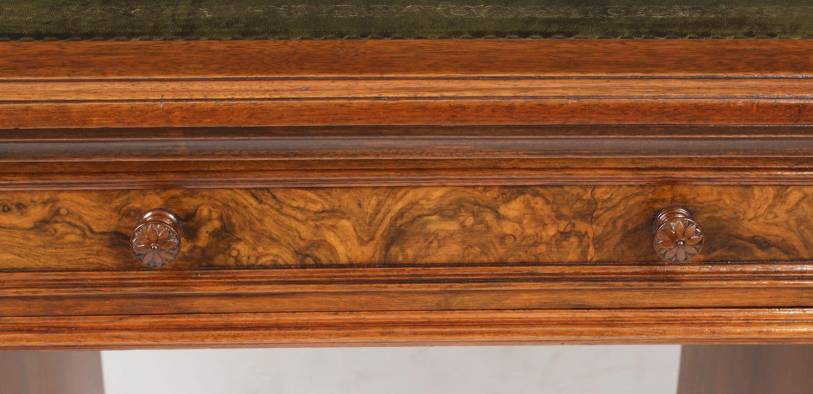 Antiker Sockel-Schreibtisch aus Wurzelnussholz von Gillow & Co, 19. Jahrhundert im Angebot 9