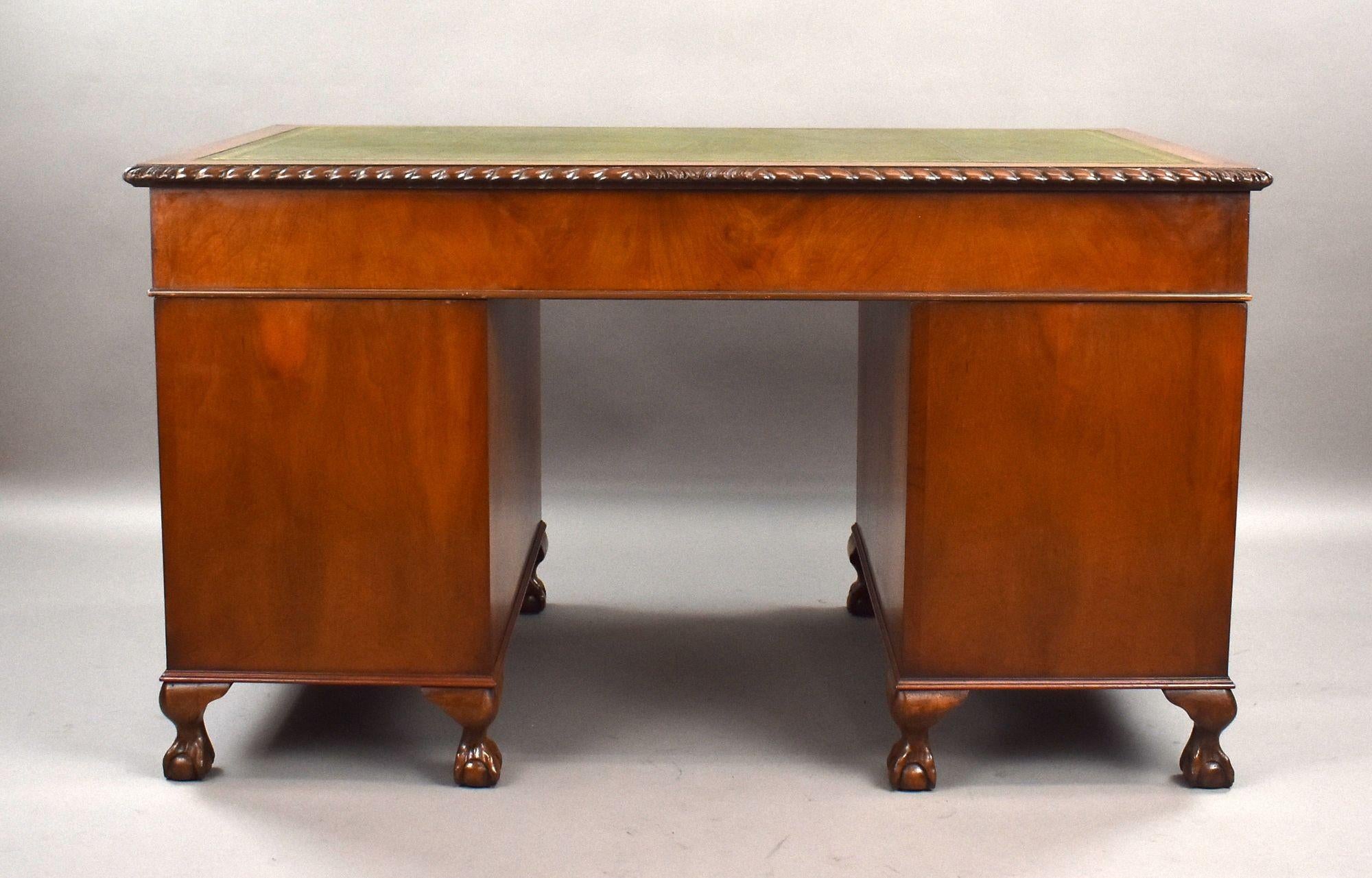 Antiker Pedestal-Schreibtisch aus Wurzelnuss im Angebot 1