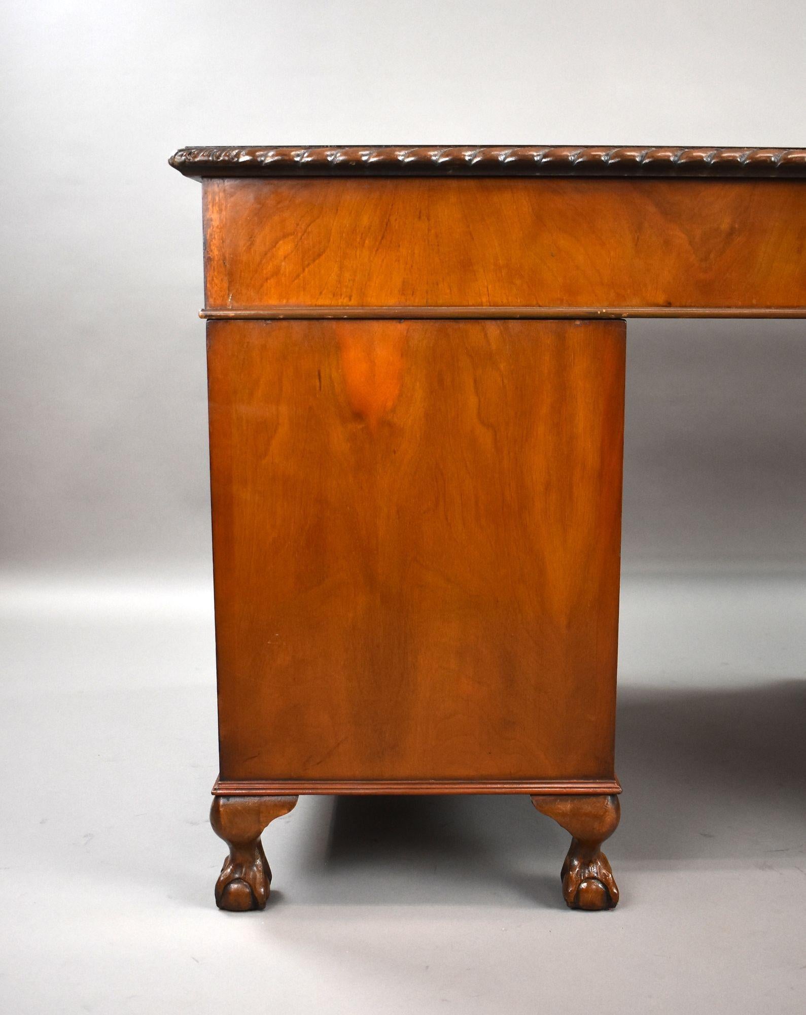 Antiker Pedestal-Schreibtisch aus Wurzelnuss im Angebot 2