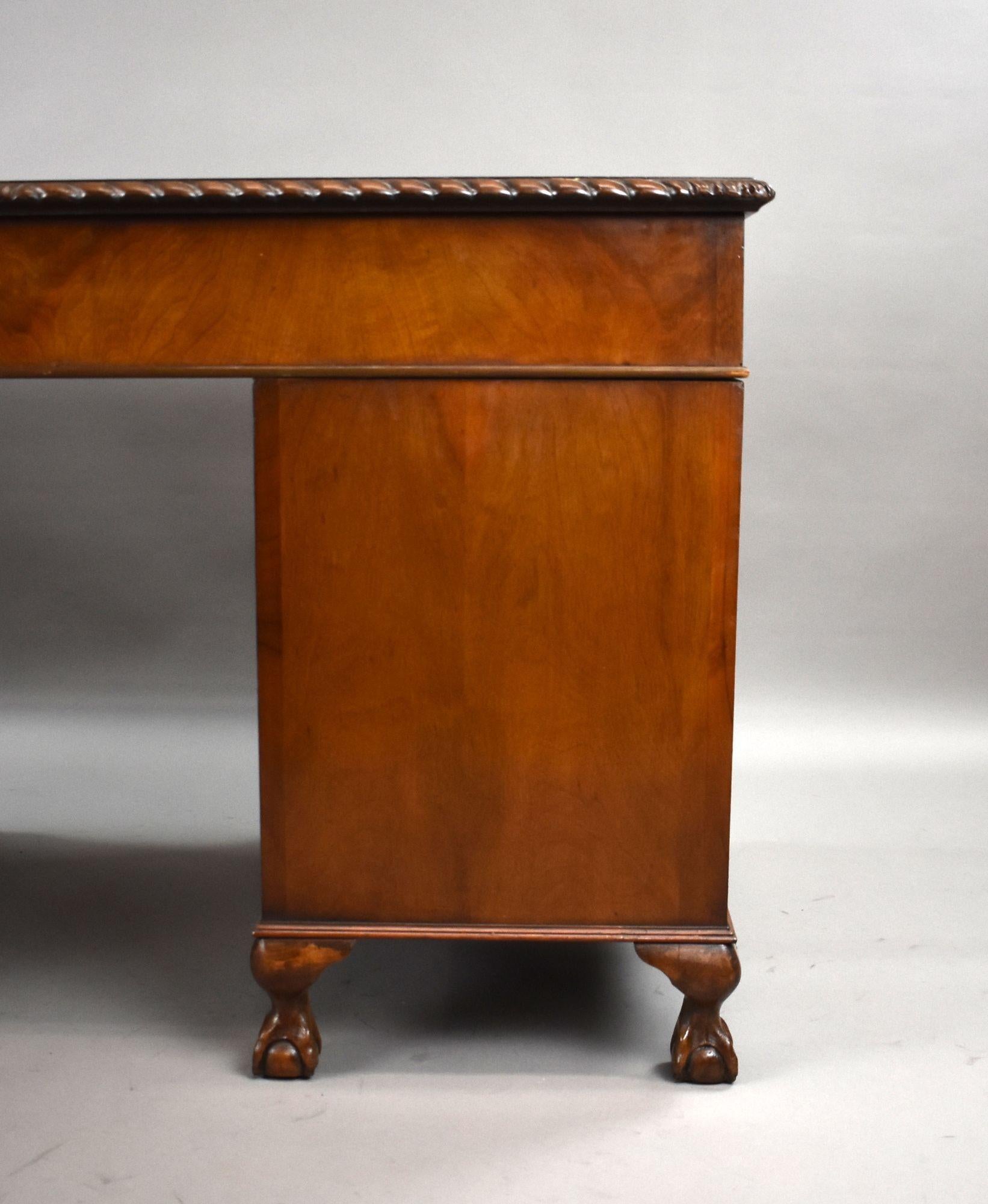 Antiker Pedestal-Schreibtisch aus Wurzelnuss im Angebot 3