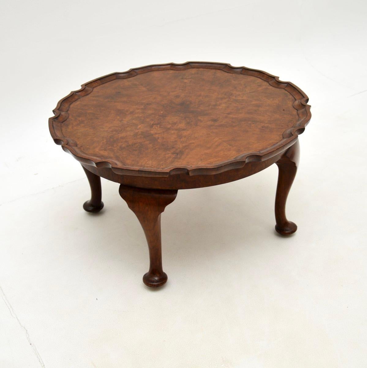 Magnifique table à café / table d'appoint en ronce de noyer. Il a été fabriqué en Angleterre, il date des années 1920.

La qualité est exceptionnelle, le produit est très bien fait et la taille est assez petite. Le plateau circulaire présente un
