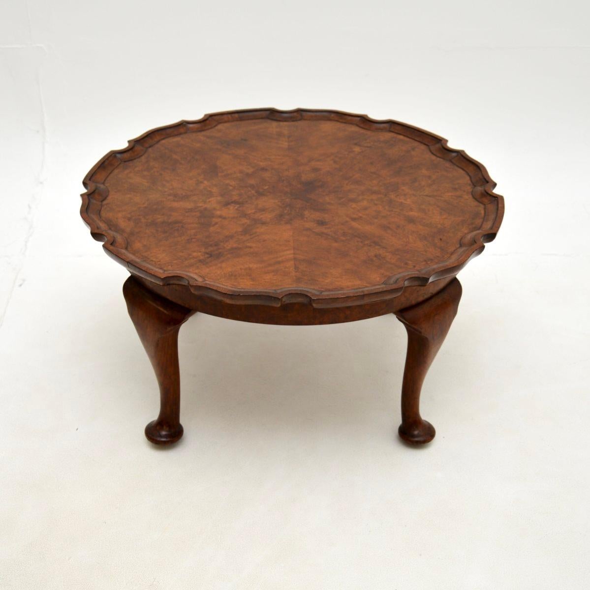 Queen Anne Table à café / table d'appoint ancienne en ronce de noyer en vente