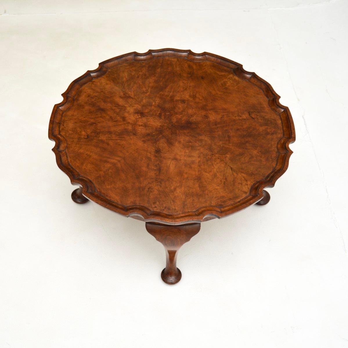 Britannique Table à café / table d'appoint ancienne en ronce de noyer en vente