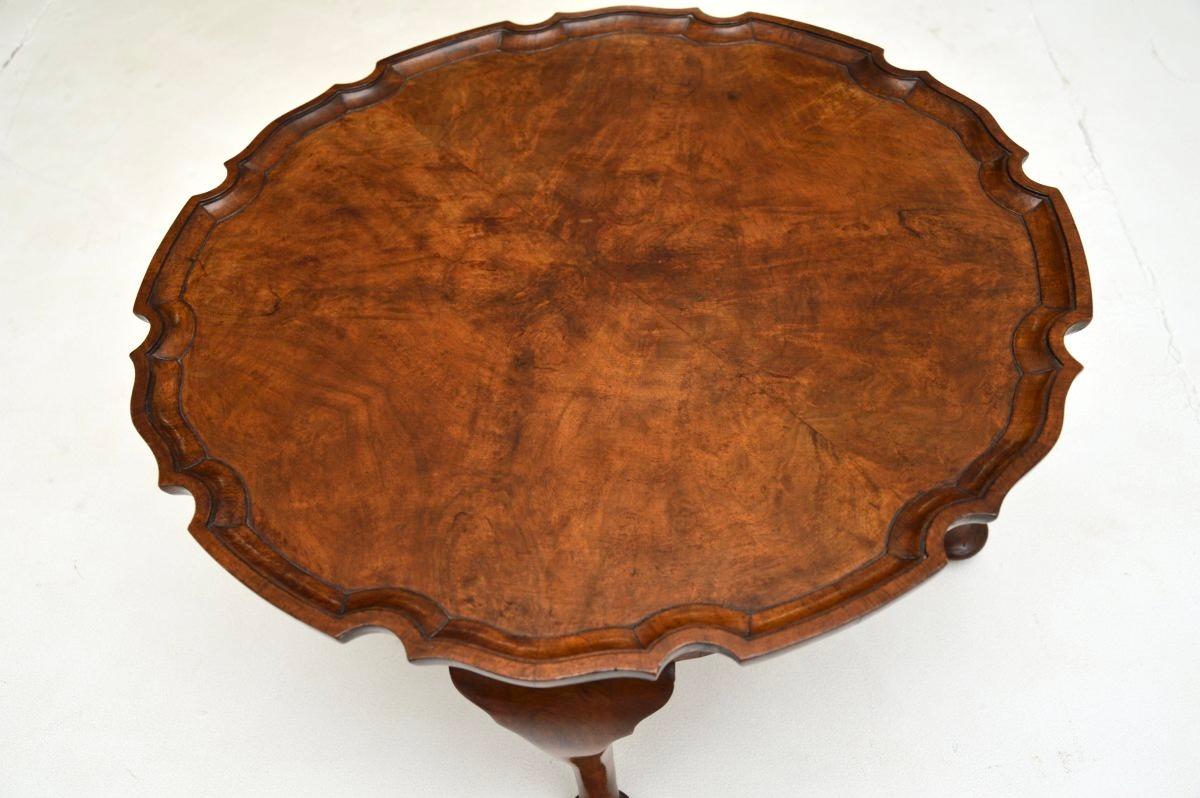 Table à café / table d'appoint ancienne en ronce de noyer Bon état - En vente à London, GB