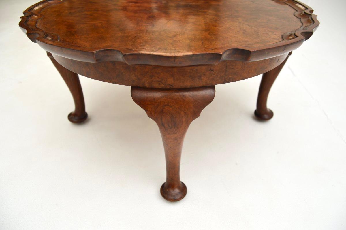 Début du 20ème siècle Table à café / table d'appoint ancienne en ronce de noyer en vente