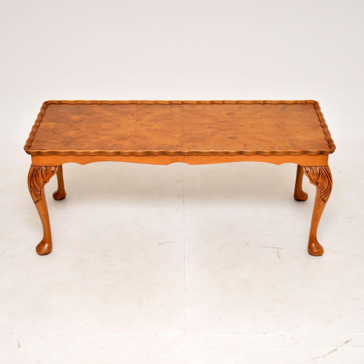 Très belle table basse ancienne en ronce de noyer de style Queen Anne. Il a été fabriqué en Angleterre, il date des années 1930 environ.

Il est d'une taille utile et de grande qualité. Le dessus a un bord de pâte à tarte surélevé et est