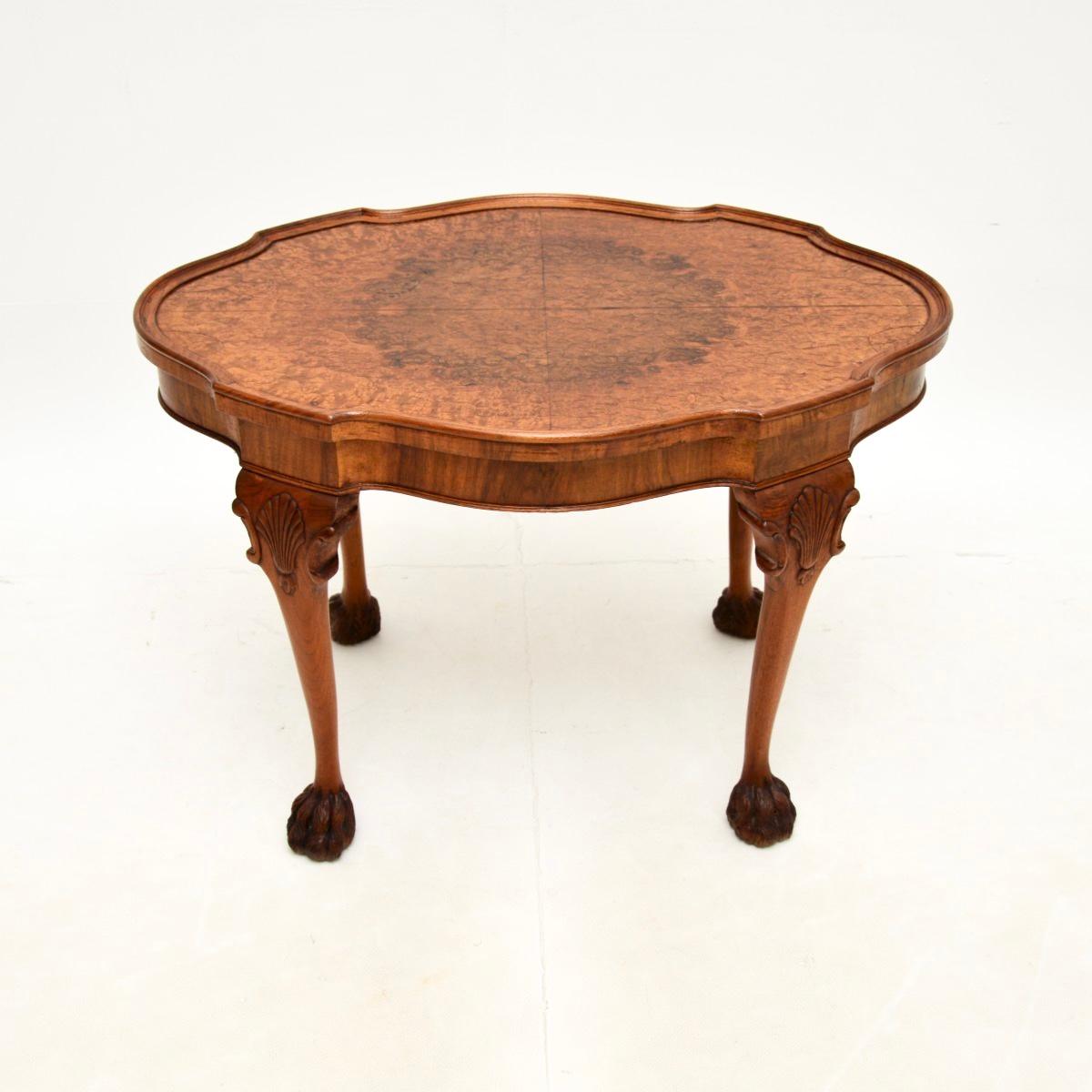 Magnifique table basse ancienne en ronce de noyer. Il a été fabriqué en Angleterre, il date des années 1930 environ.

Il est d'une taille agréable et d'une grande qualité. Le plateau présente d'étonnants motifs de ronce de noyer. Il repose sur des