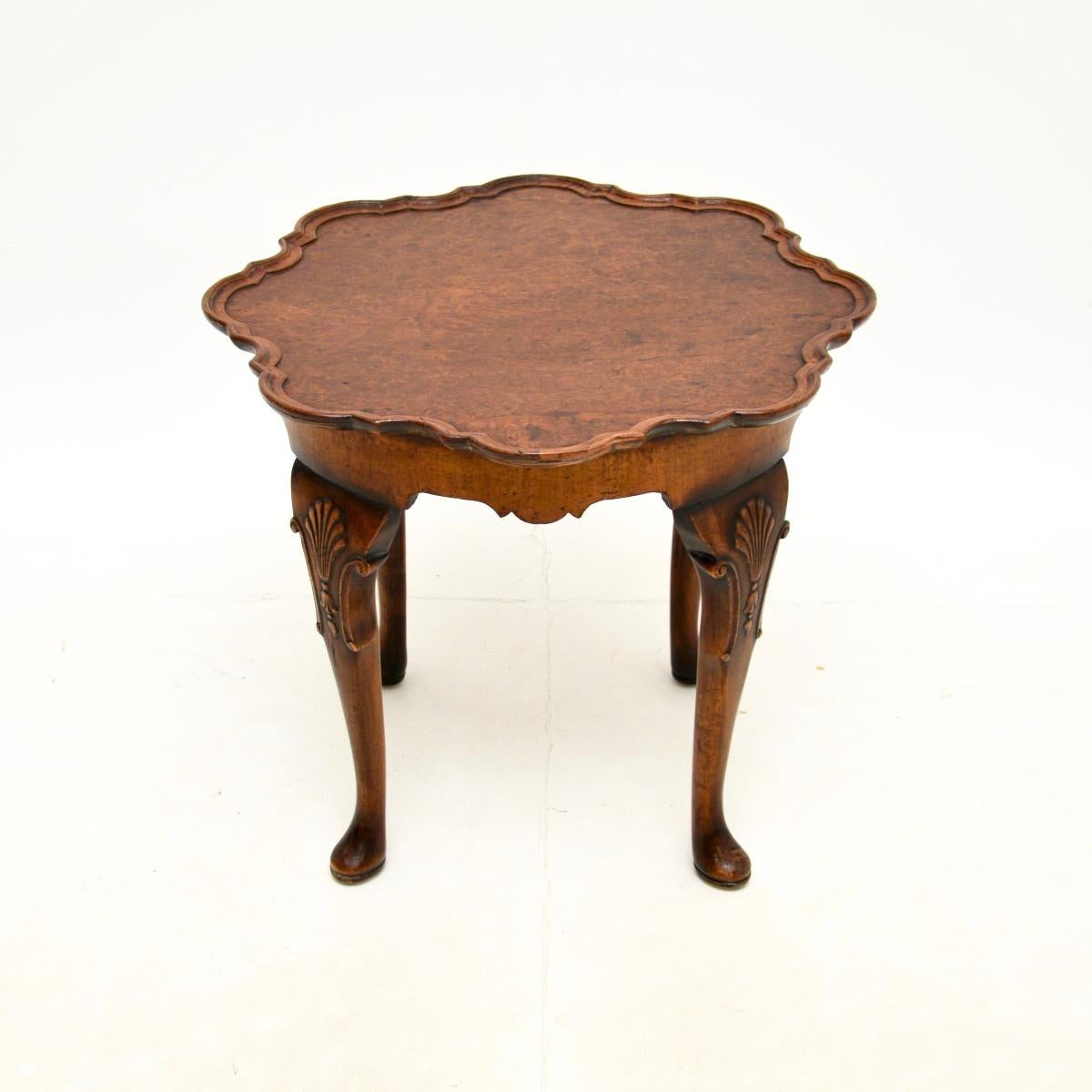 Magnifique table basse ancienne en ronce de noyer. Il a été fabriqué en Angleterre, il date des années 1920-30.

La qualité est exceptionnelle, ce produit est magnifiquement fabriqué et a une belle taille. Le dessus est orné d'un motif en forme de