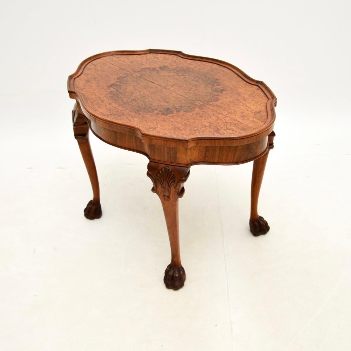 Queen Anne Table basse ancienne en ronce de noyer avec croûte à tarte en vente