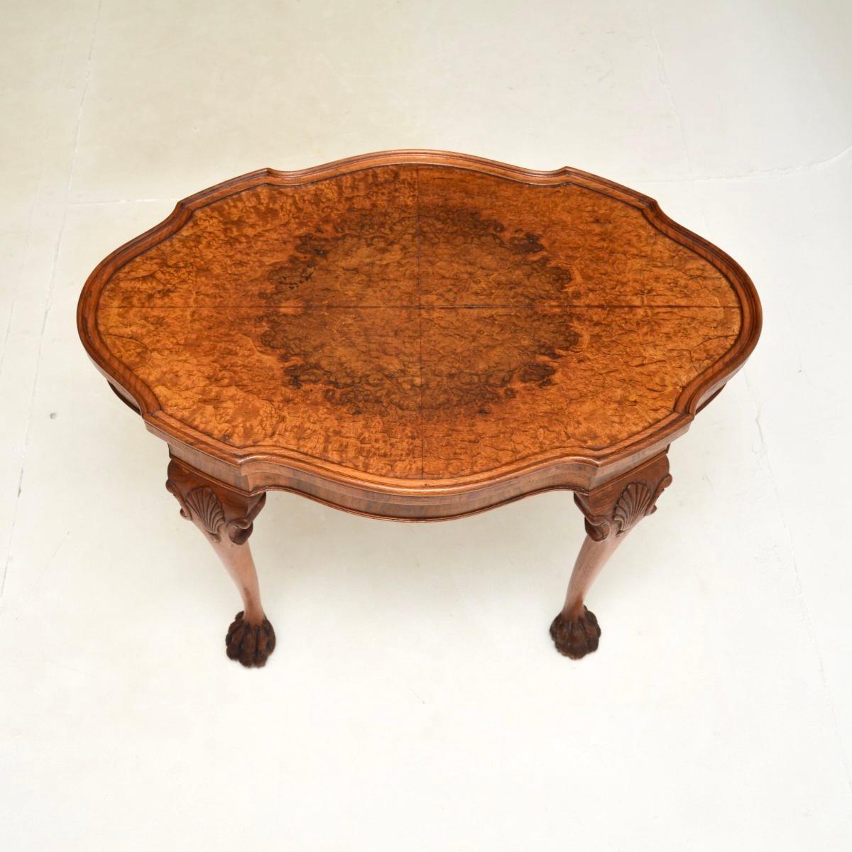 Britannique Table basse ancienne en ronce de noyer avec croûte à tarte en vente
