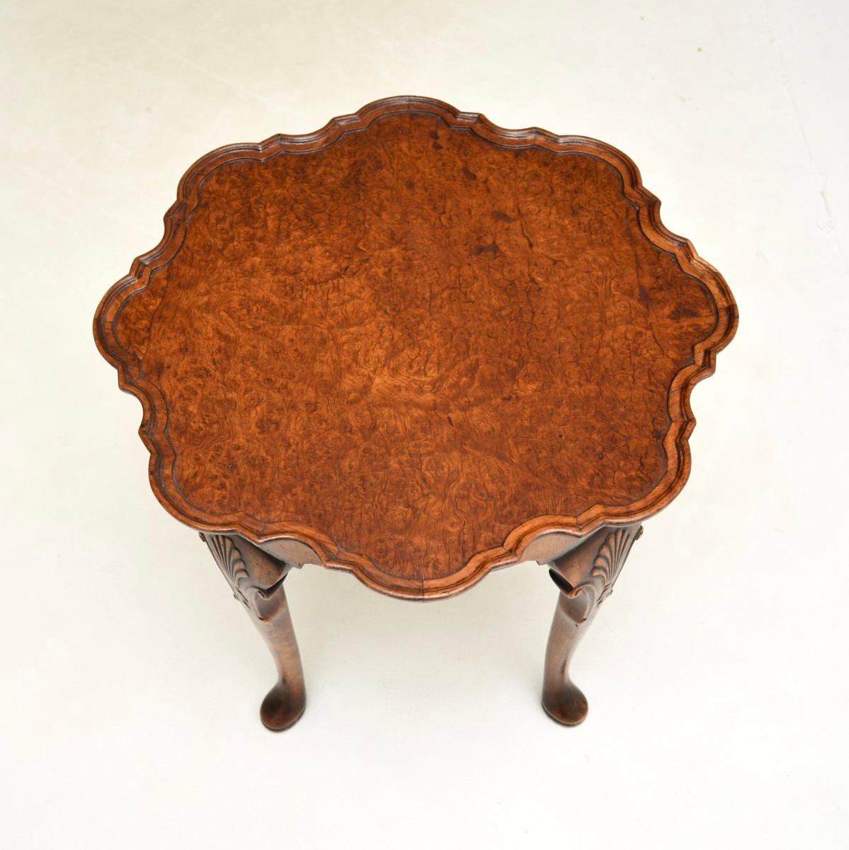 Britannique Table basse ancienne en ronce de noyer avec croûte à tarte en vente