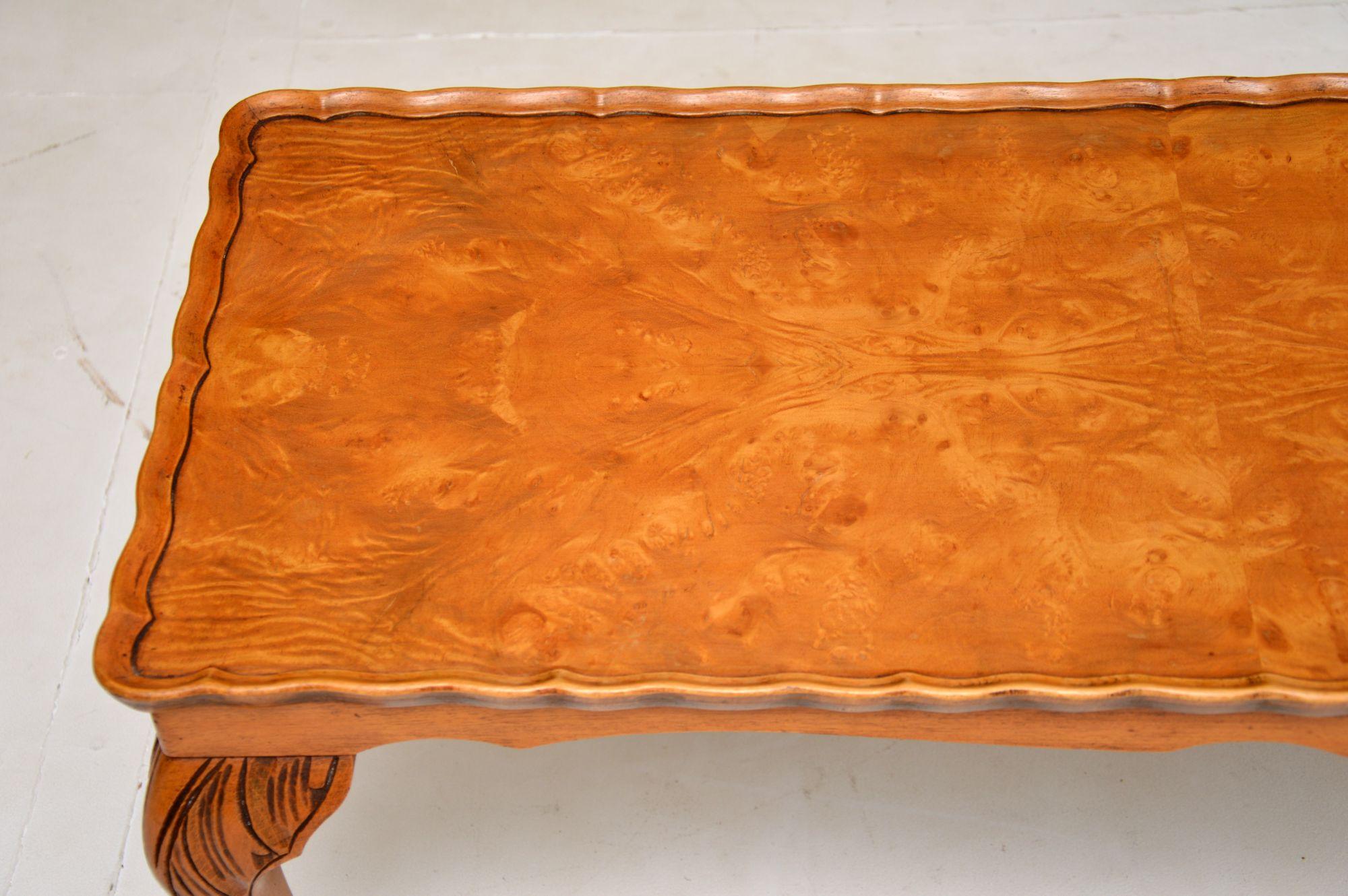 Milieu du XXe siècle Table basse ancienne en ronce de noyer avec croûte à tarte en vente