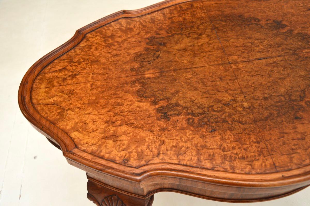 Table basse ancienne en ronce de noyer avec croûte à tarte Bon état - En vente à London, GB
